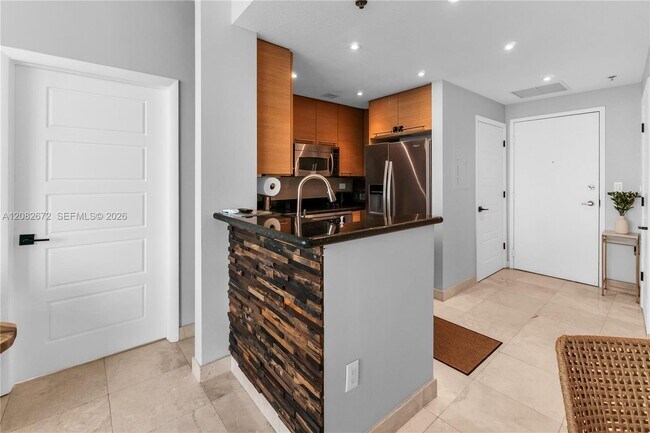 Building Photo - 6515 Collins Ave