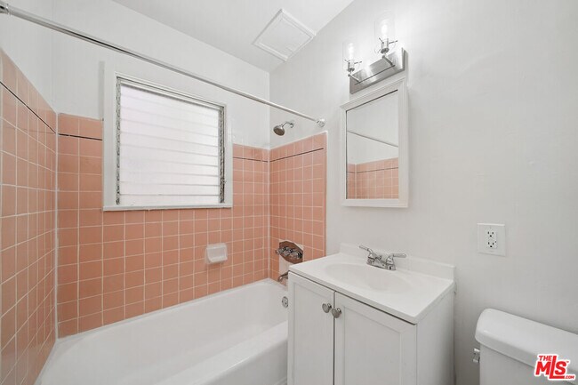 Building Photo - 612 S Dunsmuir Ave