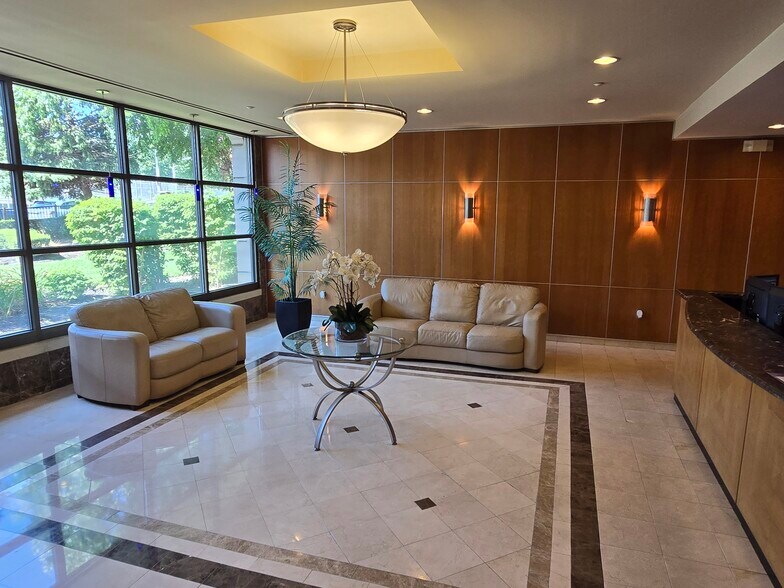 Building Photo - 60 Parkway Dr E