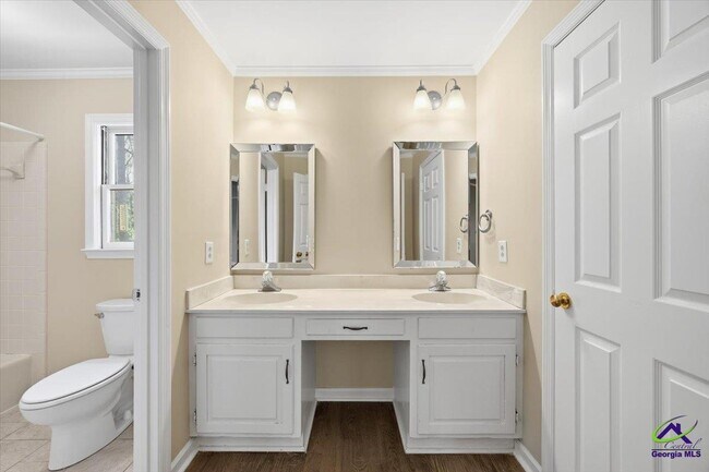 Building Photo - 5056 Wellington Dr