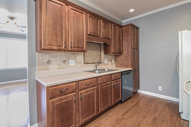 Building Photo - 702 Mt Vernon Dr