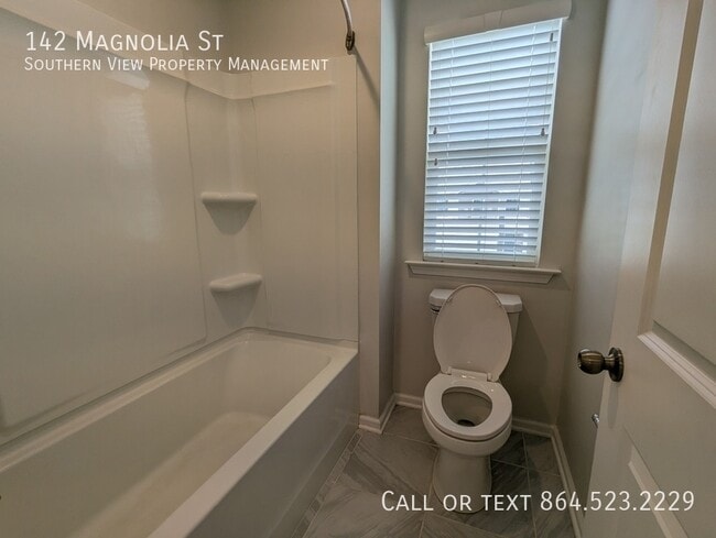 Building Photo - 142 Magnolia St