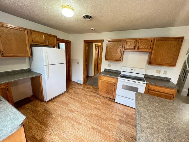 Building Photo - Spacious 3bd/2ba - AVAILABLE NOVEMBER!