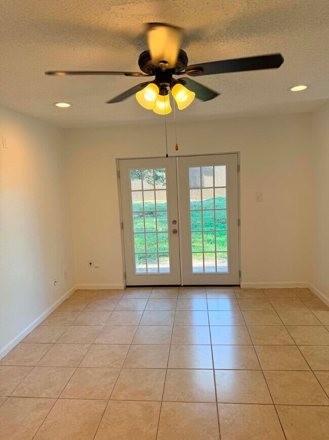 Building Photo - 11002 Clear Fork Dr