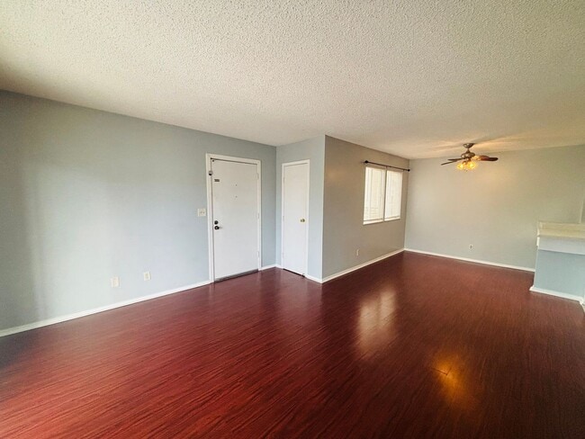 Building Photo - 2/1 Clean apartment