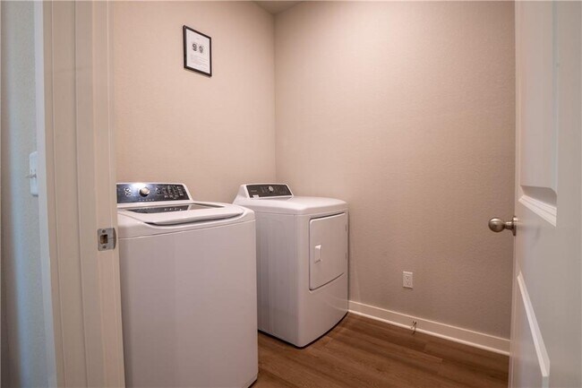 Building Photo - 1243 N Pink Ter