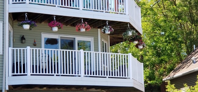 Building Photo - Lake Front Condo in Battle Creek