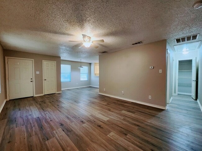 Building Photo - 10245 Country Hills Blvd