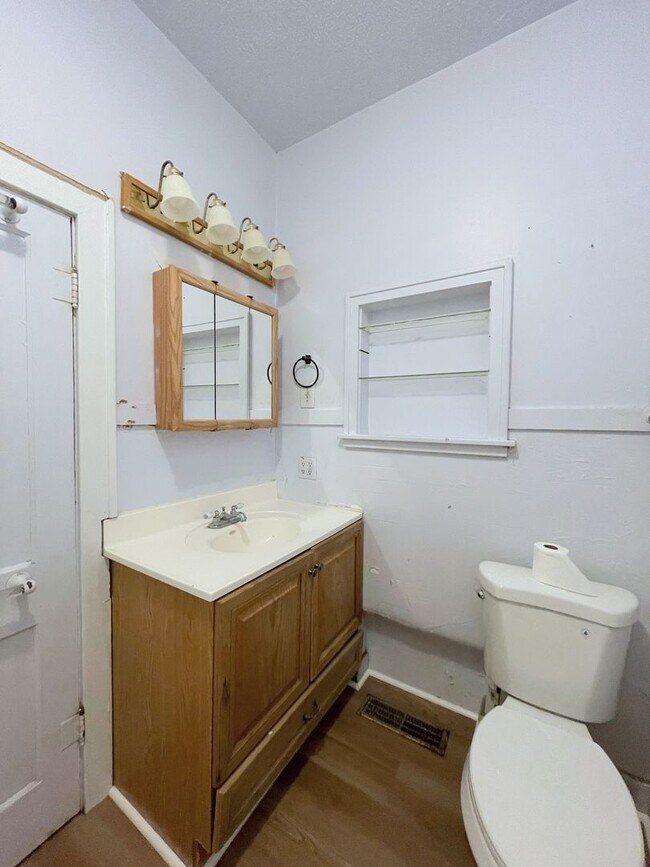 Building Photo - 3 bed in Nickerson with large fenced yard