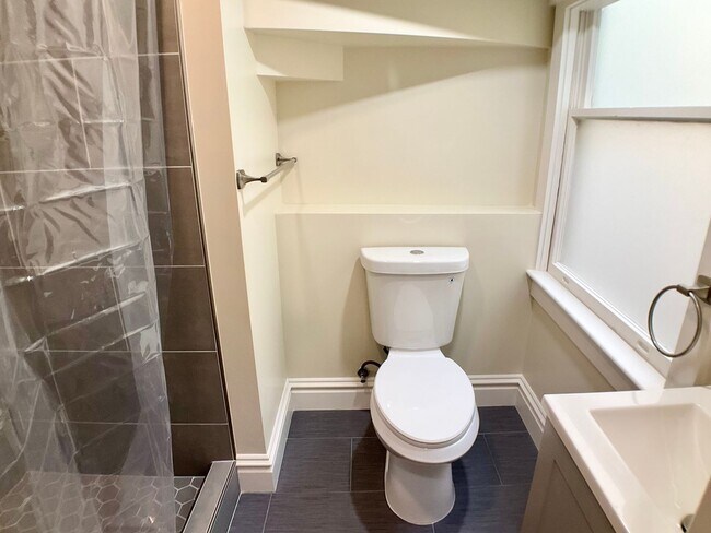 Building Photo - BEAUTIFUL RENOVATION! 4BR/3BA. In Unit Laundry! Dishwasher! Bay Windows!