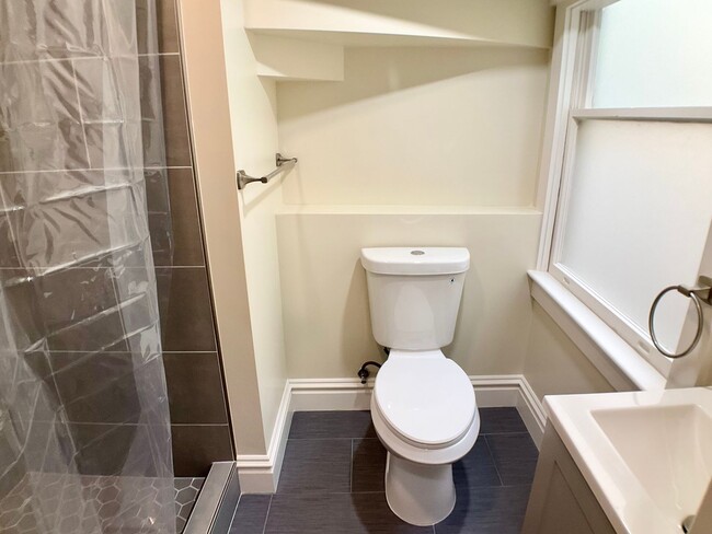 Building Photo - Newly Renovated Full Floor Flat! 4BR/3BA. In Unit Laundry! Dishwasher! Bay Windows!