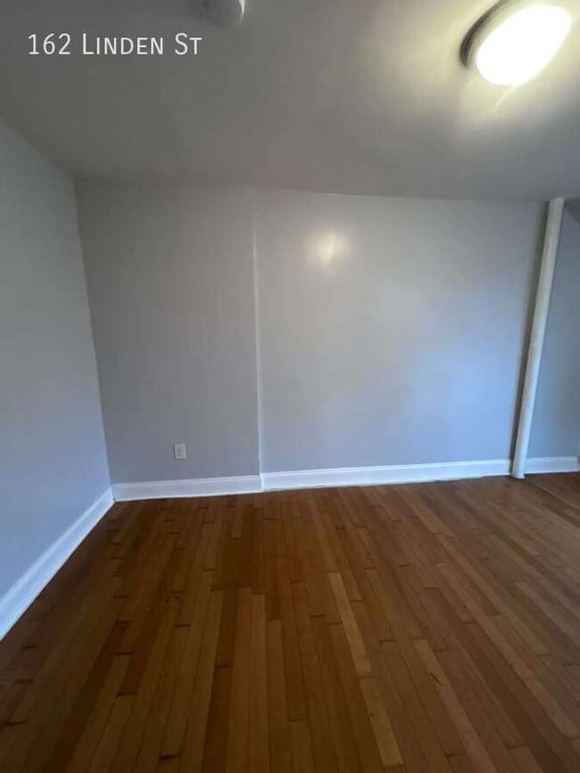 Building Photo - 162 Linden St