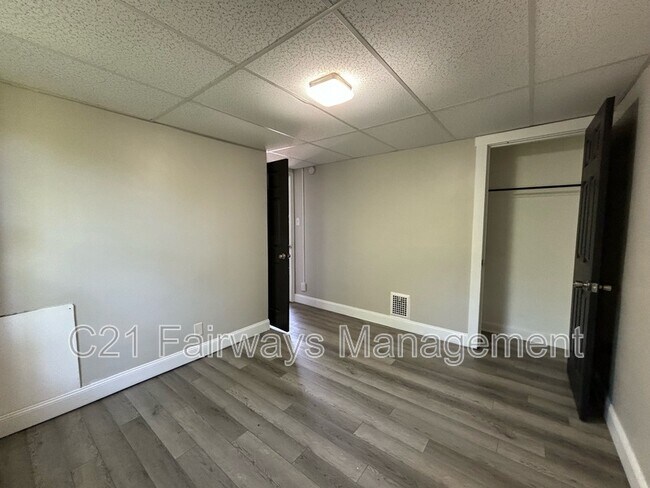 Building Photo - 929 Vankirk St