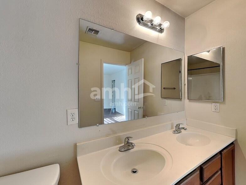Building Photo - 9680 N 82nd Ln