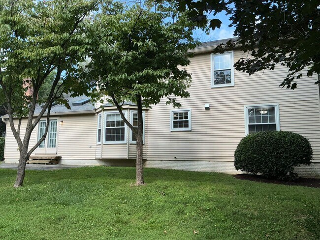 Building Photo - Beautiful 4BR 2.5BA corner lot Colonial wi...