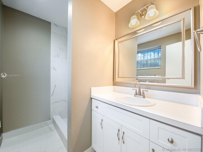 Building Photo - 5099 Ponce de Leon Blvd