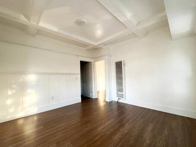 Building Photo - 2.0 bedroom in Los Angeles California 90037