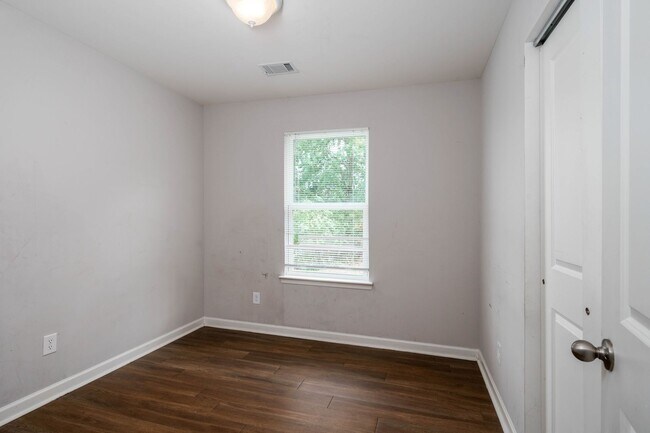 Building Photo - Nice 3 Bed 2 Bath House Available Now! Call to Schedule a Tour!
