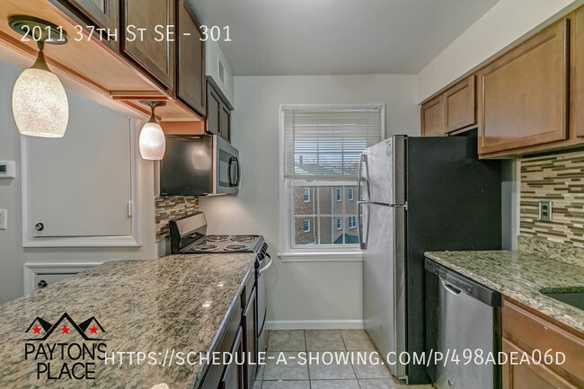 Building Photo - Spacious condo unit in well kept building.