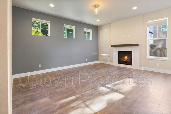 Building Photo - 4366 SE Lone Oak St