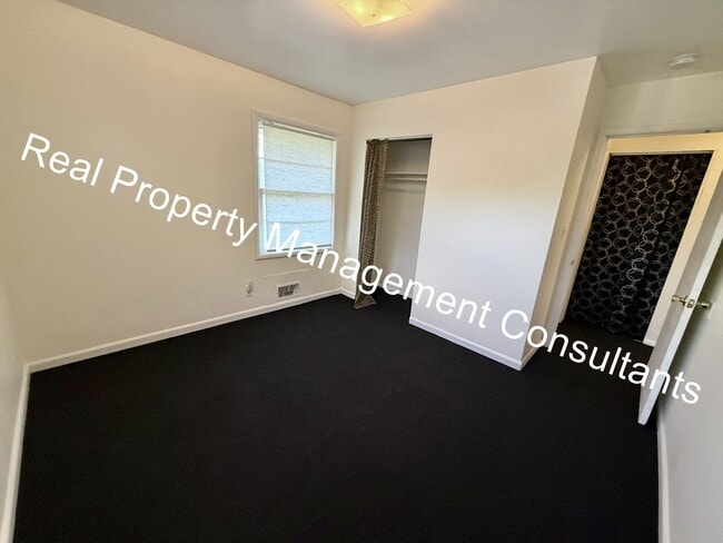 Building Photo - Charming 3-Bed Home with Fenced Yard & Garage