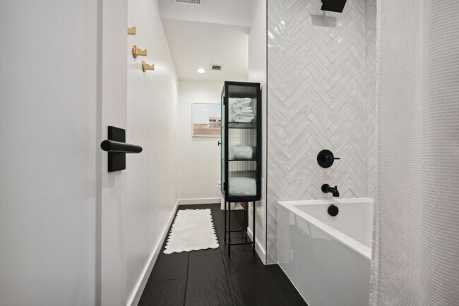 Building Photo - Luxurious Corner 2 BR/ 2 BA Franklin Loft ...