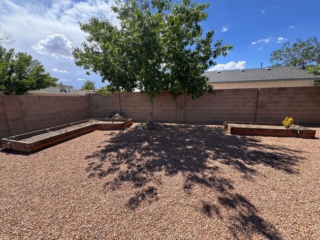 Building Photo - 9701 Tapatio Dr NW