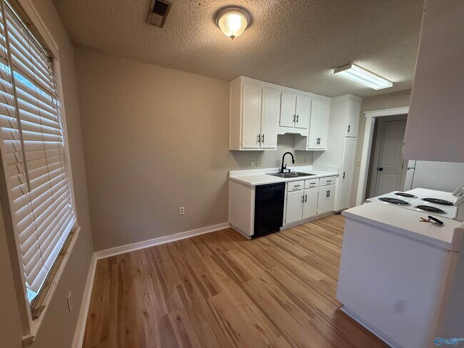 Building Photo - 143 Hollington Dr NE