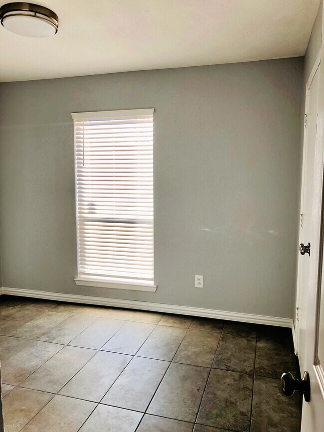 Building Photo - 5915 Cedar Ridge Dr