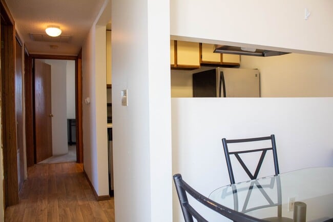 Interior Photo - 907 W Oregon