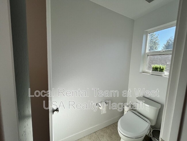 Building Photo - 2705 W Windtree Dr