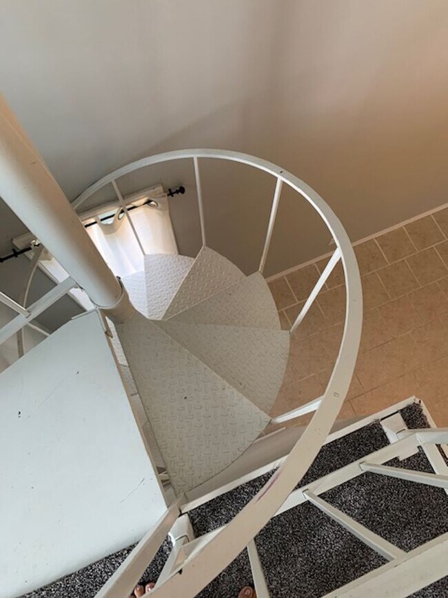 Building Photo - Spacious 3 bedroom 3.5 Baths 2 Home Office...