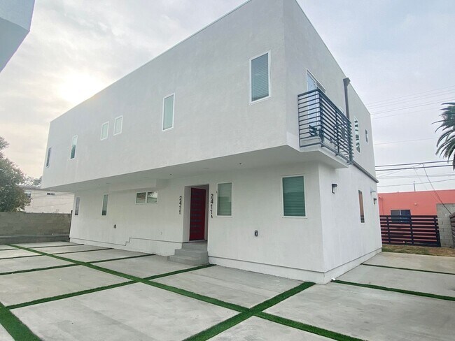 Building Photo - 2409 1/2 Ridgeley Dr