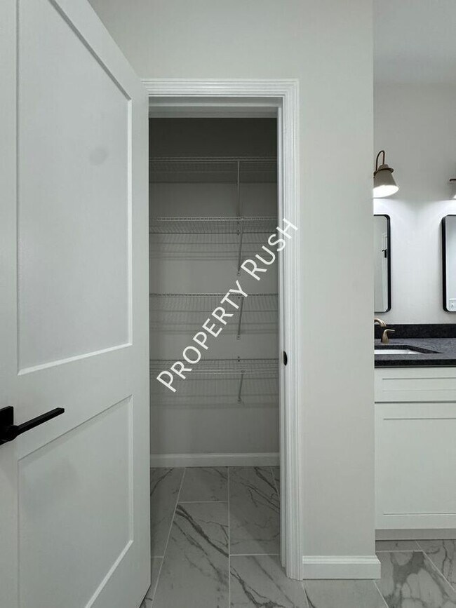 Building Photo - 1852 Wilberforce St