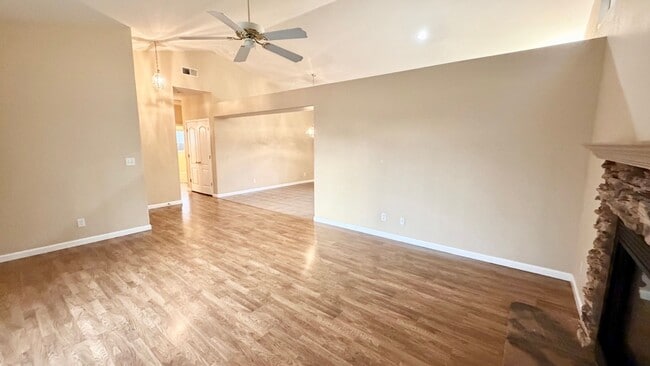 Building Photo - $2,250 Herndon & Willow, 3 Bedroom Home - N. Helm Ave, Clovis