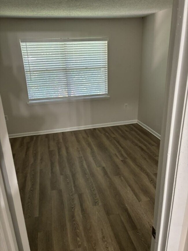Building Photo - 613 Colonial Dr