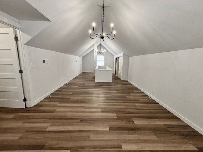 Building Photo - Newly updated 4 bedroom house in Laurelhurst neighborhood!