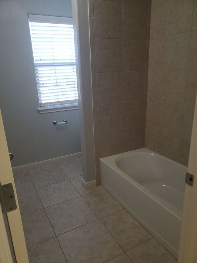 Building Photo - 4 bedrooms/2.5 bath over 2,000 square feet
