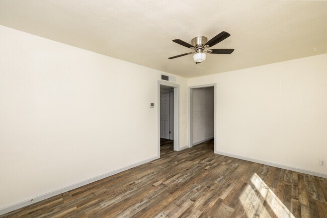 Building Photo - 626 W San Joaquin Ave