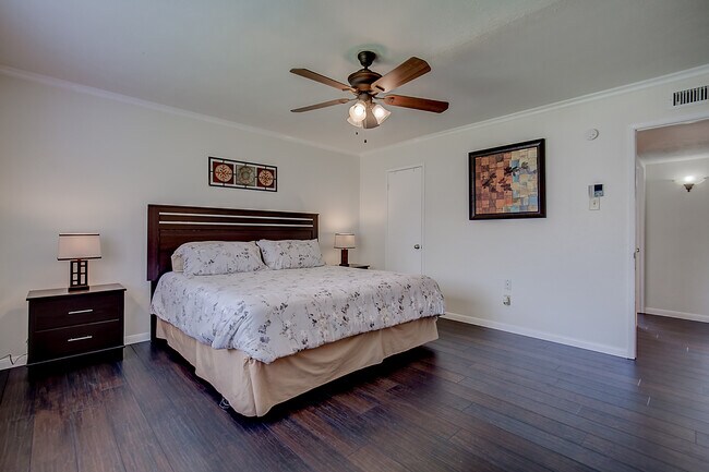 Building Photo - 565 Bell Dr