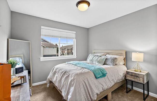 Building Photo - 4Bd/2.5Ba Renton Townhome
