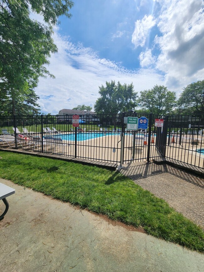 Building Photo - 220 Hawthorne Ct