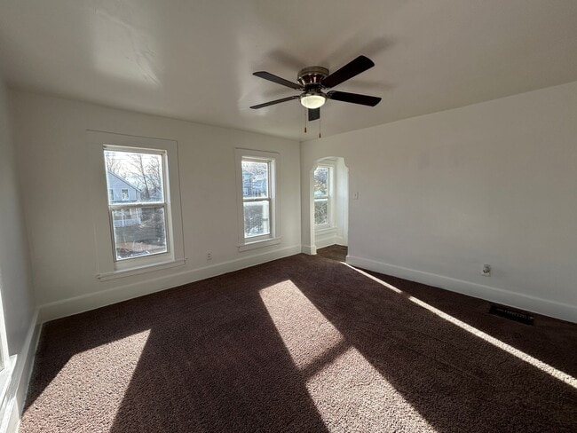 Building Photo - ET1608 E 12th St