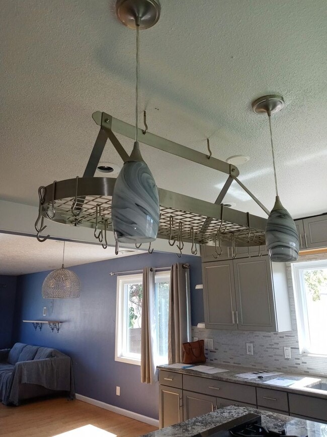 Building Photo - FIVE BEDROOMS!