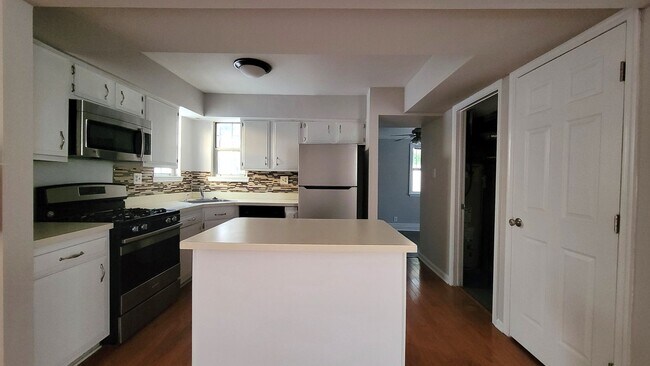 Building Photo - Spacious 3 bedroom house