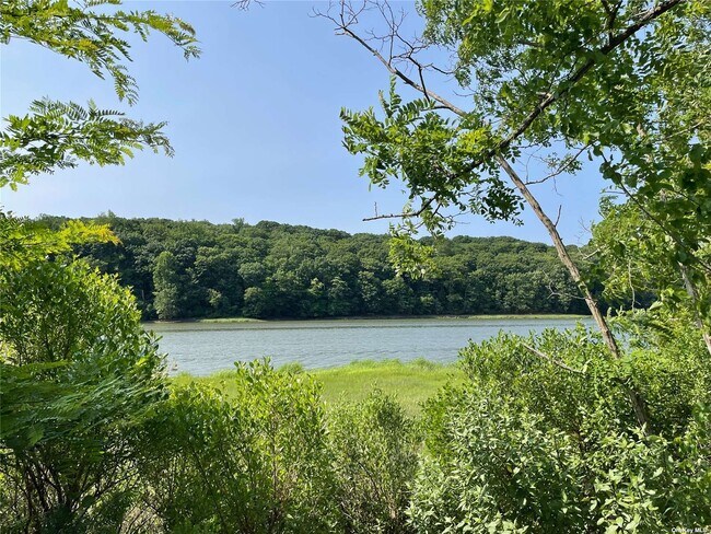 Building Photo - 23 Lloyd Harbor Rd