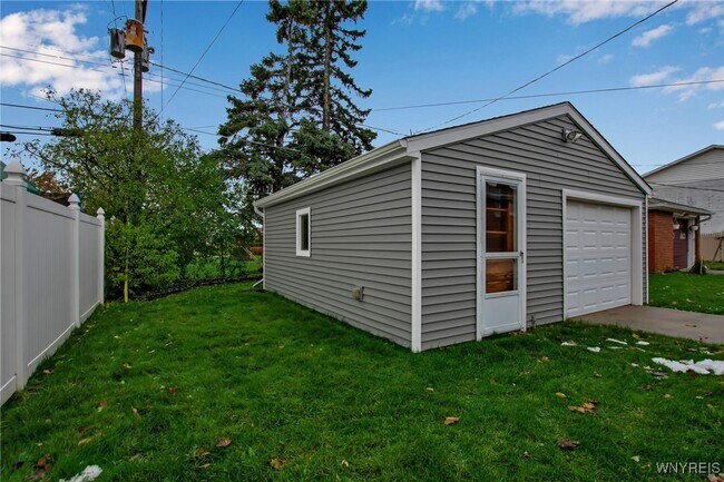 Building Photo - 21 Waverly Ave