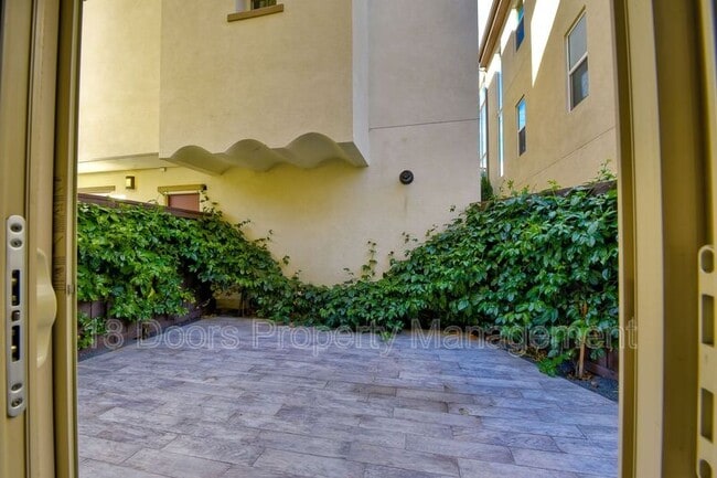 Building Photo - 8332 Ridge Ct