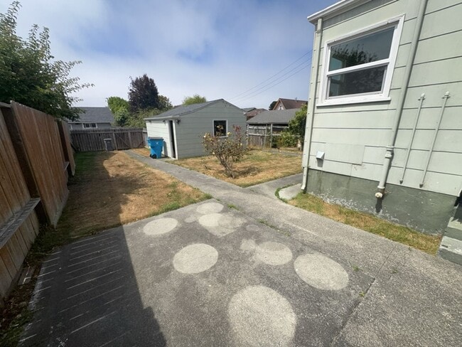 Building Photo - Pet-friendly Home Located in Eureka!