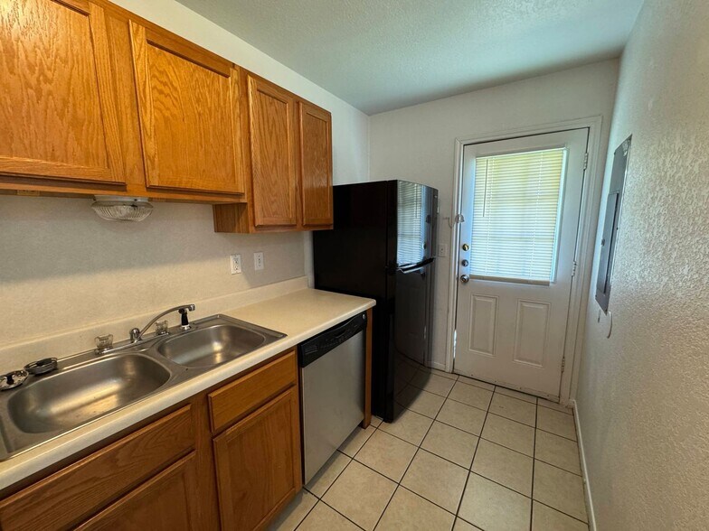 Building Photo - 2804 Leroy Cir